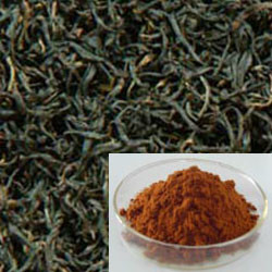 Polvo instantáneo de té negro, rico aroma de té negro con líquido de color ámbar.