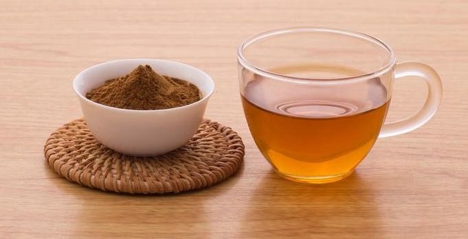 Polvo instantáneo de té negro, rico aroma de té negro con líquido de color ámbar.