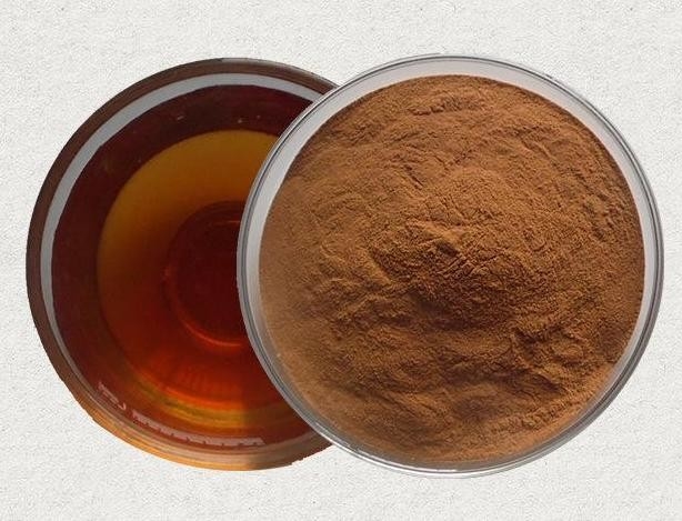 Polvo instantáneo de té negro, rico aroma de té negro con líquido de color ámbar.